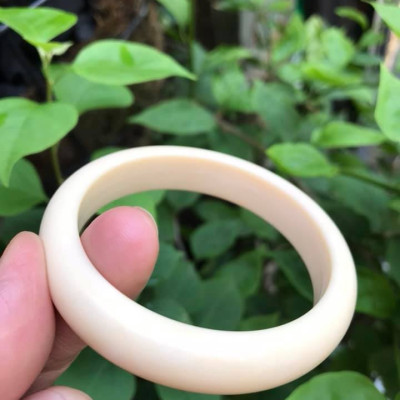 VÒNG TRẮNG NI 54MM x Bản Cao 12mm x Dầy 8mm . VÒNG TAY NỮ ĐEO MÀU TRẮNG GIẢ NGÀ HAY GỌI LÀ XƯƠNG MỸ NGHỆ SIZE 54MM x Bản Cao 12mm x Dầy 8mm NẶNG 50KG - 57KG ĐEO Ạ