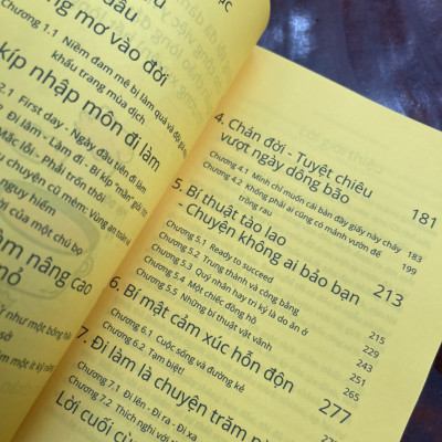 (Minh họa có màu) CHUYỆN ĐI LÀM HẾT LÒNG - Na Lê, Nấm Lùn -  Nhã Nam – bìa mềm