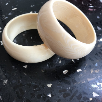 Vòng Nam Mới Giả Ngà hay Xương Mỹ Nghệ Bản Hẹ to Ni 65mm cao 29mm dầy 13mm Nam Tay vừa 62kg - 75kg đeo rẻ đẹp ạ