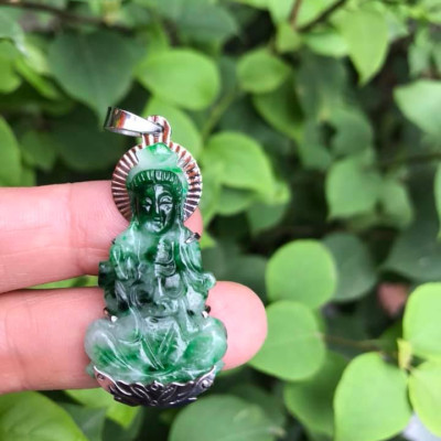 MẶT DÂY CHUYỀN PHẬT QUAN ÂM BỌC INOX ĐÁ CẨM THẠCH XANH NGỌC SƠN THUỶ TỰ NHIÊN ĐẸP LẮM  Size Vừa Cao 40mm x Ngang 21mm x Dầy 6mm  NỮ MỆNH MỘC HOẢ THUỶ Ạ