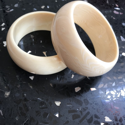 Vòng Nam Mới Giả Ngà hay Xương Mỹ Nghệ Bản Hẹ to Ni 65mm cao 29mm dầy 13mm Nam Tay vừa 62kg - 75kg đeo rẻ đẹp ạ