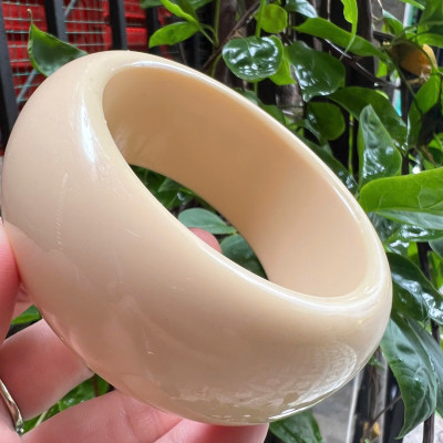 Vòng Tay Nam Giả Ngà hay gọi là Xương Mỹ Nghệ Bản hẹ Cao Ni Nhỏ 58mm Cao 31mm Dầy 11mm các anh tay nhỏ 50kg - 58kg đeo đẹp ạ