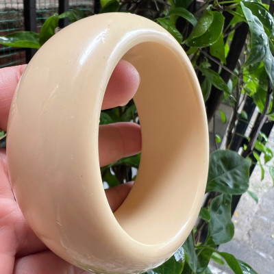 Vòng Tay Nam Giả Ngà hay gọi là Xương Mỹ Nghệ Bản hẹ Cao Ni Nhỏ 58mm Cao 31mm Dầy 11mm các anh tay nhỏ 50kg - 58kg đeo đẹp ạ