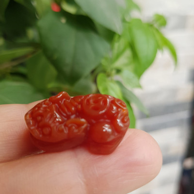 Tỳ hưu đỏ phối vòng tay nữ 8- 12ly Chất liệu đá mã não đỏ đỏ cam nhẹ ạ Kích thước dài 25mm x ngang16mm x cao 8mm anh chị phối vòng tay lên hạt nhỏ vừa size nam nữ ạ