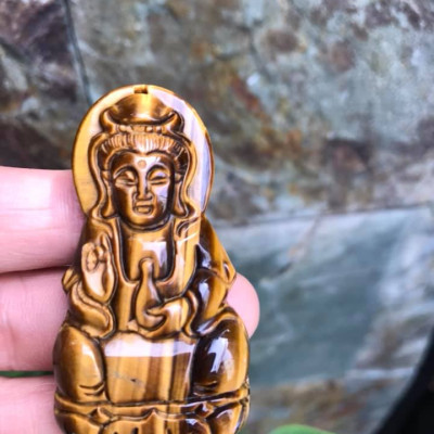 Mặt Dây Chuyền Phật QUAN ÂM size Lớn Cao 58mm x Ngang 30mm x Sâu 11mm Chất Liệu 100% Đá Mắt Hổ Vàng Nâu Tự Nhiên Nam mệnh Kim Thổ Thủy