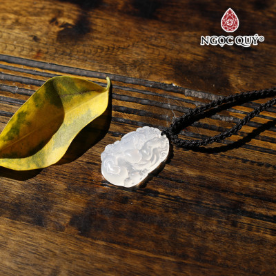 Mặt dây chuyền 12 con giáp đá mã não trắng 3.5x2.2cm mệnh thủy, kim - Ngọc Quý Gemstones