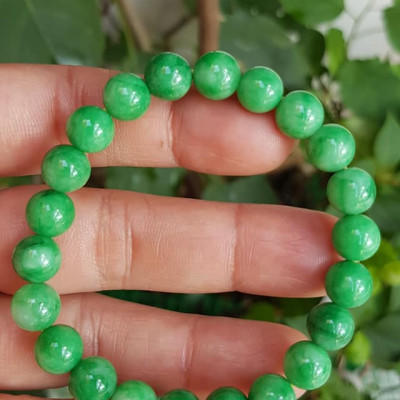 Vòng tay phong thủy đá cẩm thạch xanh tươi size hạt 8mm hay 8li màu xanh ngọc tươi trẻ đẹp nữ mệnh mộc mệnh hỏa mệnh thủy ạ