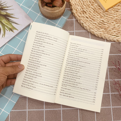 Sách Chạm Vào Hạnh Phúc: 100 Câu Chuyện Khiến Bạn Mỉm Cười Mỗi Ngày