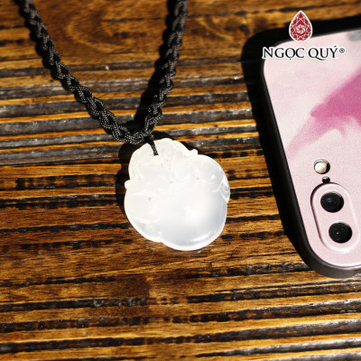 Mặt dây chuyền tỳ hưu cưỡi đá mã não trắng 3.7x3.2cm mệnh thủy, kim - Ngọc Quý Gemstones