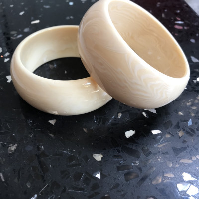 Vòng Nam Mới Giả Ngà hay Xương Mỹ Nghệ Bản Hẹ to Ni 65mm cao 29mm dầy 13mm Nam Tay vừa 62kg - 75kg đeo rẻ đẹp ạ