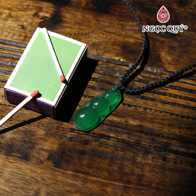 Mặt dây chuyền hạt đậu mã não xanh 4.6x2cm mệnh hỏa, mộc - Ngọc Qúy Gemstones