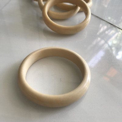 Vòng Tay Nữ Giả Ngà hay gọi là Xương Mỹ Nghệ Bản hẹ màu trắng Ni 53mm Cao 11mm các Chị đeo tay nhỏ 45kg - 53kg đeo ạ