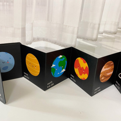 [Sách dạng zigzag board book danh cho trẻ 1 -3tuoi] (Bìa cứng in màu, song ngữ Anh - Việt) CUỐN SÁCH ĐẦU TIÊN VỀ VŨ TRỤ - Hoàng Tú - ViziBook