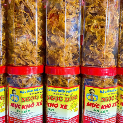 Mực khô xé sợi gói 1 kg đã chế biến ăn liền ngon ơi là ngon của shop Đặc Sản Biển Phan Thiết NGỌC DŨNG. Hạn sử dụng 12 tháng kể từ ngày đặt hàng
