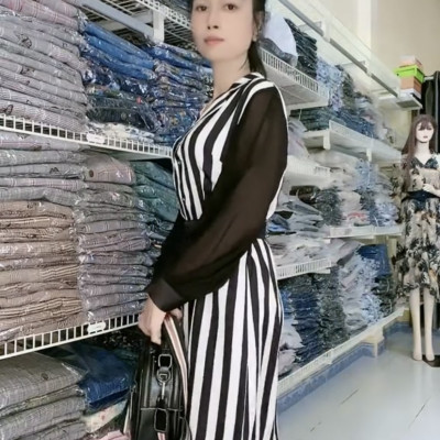 Đầm sơmi mẫu mới kèm belt cao cấp phong cách tối giản mặc được hai kiểu.