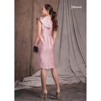 Đầm Xogam Hồng Cổ Trụ Sóng Nước Họa Tiết Nổi Maxivic M112209