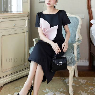 Đầm đen cổ thuyền phối hoa NGADO , đầm dự tiệc , đầm bút chì