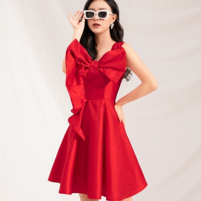 ĐẦM XÒE MỘT VAI DÚN NƠ LỚN TRƯỚC NGỰC