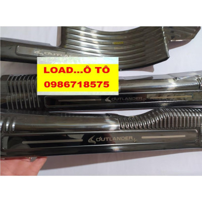 Ốp Bậc Cửa, Nẹp Bước Chân Trong Xe MITSUBISHI OUTLANDER 2022-2018 Chất Liệu Titan Cao Cấp