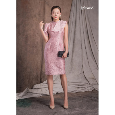 Đầm Xogam Hồng Cổ Trụ Sóng Nước Họa Tiết Nổi Maxivic M112209