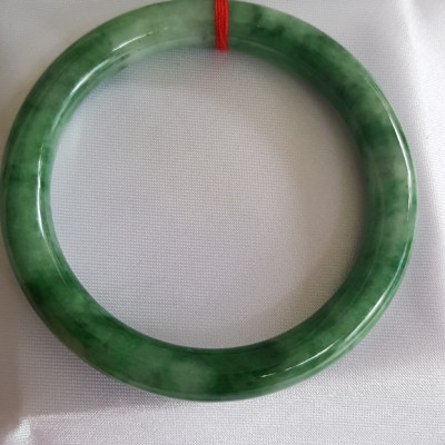 Vòng Cẩm Thạch tự nhiên mới Đậu Lý Sịn Sao 53mm x chột 8mm cao cấp sịn bóng đẹp màu xanh đậu lý đậm nhạt điểm trắng nhẹ đẹp bóng nữ 53kg - 62kg đeo rất đẹp sang tay món quà tặng Mẹ , tặng vợ người phụ nữ yêu quý may mắn ý nghĩa ạ