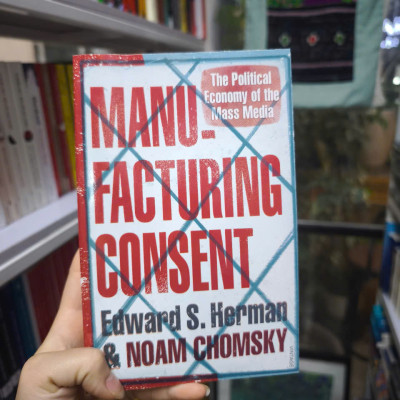 Sách - Manufacturing Consent: The Political Economy of the Mass Media by Noam Chomsky - Politics/Nonfiction/ History