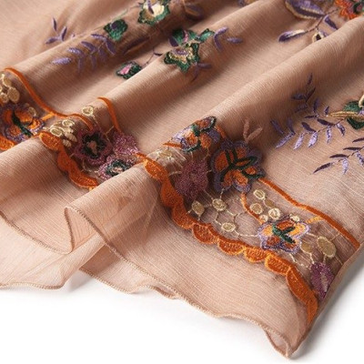 Đầm suông thêu trực tiếp trên chất liệu Myqlothing.