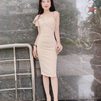 Đầm ôm body cổ cách điệu màu kem duyên dáng