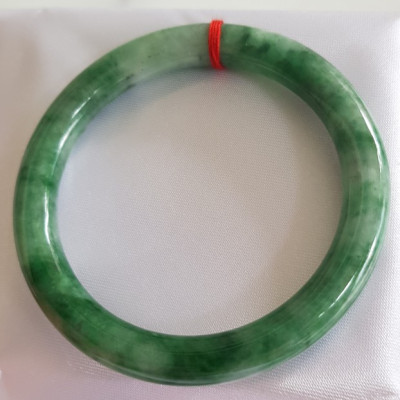 Vòng Cẩm Thạch tự nhiên mới Đậu Lý Sịn Sao 53mm x chột 8mm cao cấp sịn bóng đẹp màu xanh đậu lý đậm nhạt điểm trắng nhẹ đẹp bóng nữ 53kg - 62kg đeo rất đẹp sang tay món quà tặng Mẹ , tặng vợ người phụ nữ yêu quý may mắn ý nghĩa ạ