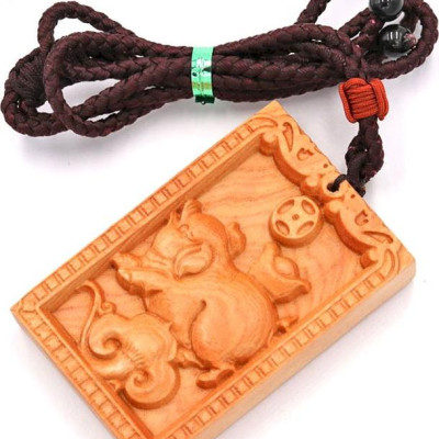 Vòng cổ mặt gỗ hoàng đàn khắc hình tuổi Hợi DTH3