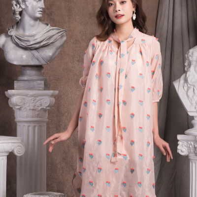 Đầm Voan Strawberry Clump Dáng Suông Xẻ Tà Maxivic M012310