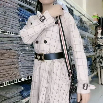 Đầm vest xếp ly họa tiết kẻ sọc là một trong những style công sở thanh lịch được chuộng hiện nay