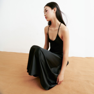 DOTTIE - Đầm lụa midi hở lưng nữ đen D0388