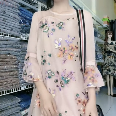 Đầm suông thêu trực tiếp trên chất liệu Myqlothing.