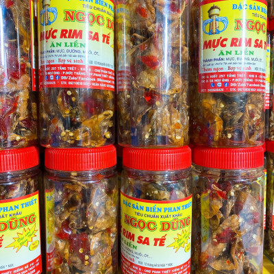 Mực rim sa tế đã chế biến ăn liền gói 500 gram là món ăn ngon ơi là ngon của shop Đặc Sản Biển Phan Thiết NGỌC DŨNG. Hạn sử dụng 6 tháng kể từ ngày đặt hàng