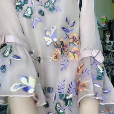 Đầm suông thêu trực tiếp trên chất liệu Myqlothing.