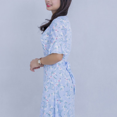 Đầm hoa trắng nền xanh