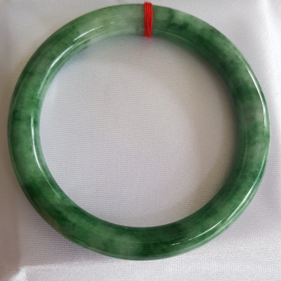 Vòng Cẩm Thạch tự nhiên mới Đậu Lý Sịn Sao 53mm x chột 8mm cao cấp sịn bóng đẹp màu xanh đậu lý đậm nhạt điểm trắng nhẹ đẹp bóng nữ 53kg - 62kg đeo rất đẹp sang tay món quà tặng Mẹ , tặng vợ người phụ nữ yêu quý may mắn ý nghĩa ạ