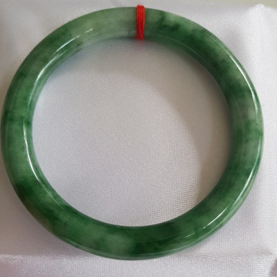 Vòng Cẩm Thạch tự nhiên mới Đậu Lý Sịn Sao 53mm x chột 8mm cao cấp sịn bóng đẹp màu xanh đậu lý đậm nhạt điểm trắng nhẹ đẹp bóng nữ 53kg - 62kg đeo rất đẹp sang tay món quà tặng Mẹ , tặng vợ người phụ nữ yêu quý may mắn ý nghĩa ạ