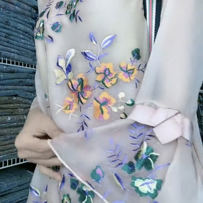 Đầm suông thêu trực tiếp trên chất liệu Myqlothing.